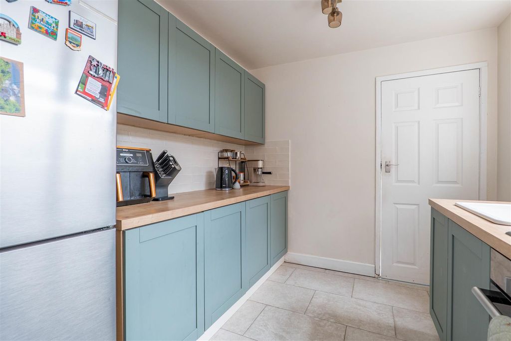 Property photo 3 of 19 Kitchen