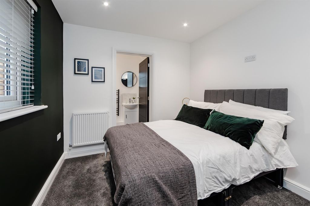 Property photo 3 of 11 Rm2_Img-17.Jpg