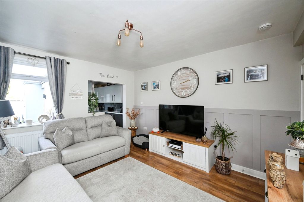 Property photo 2 of 17 Lounge