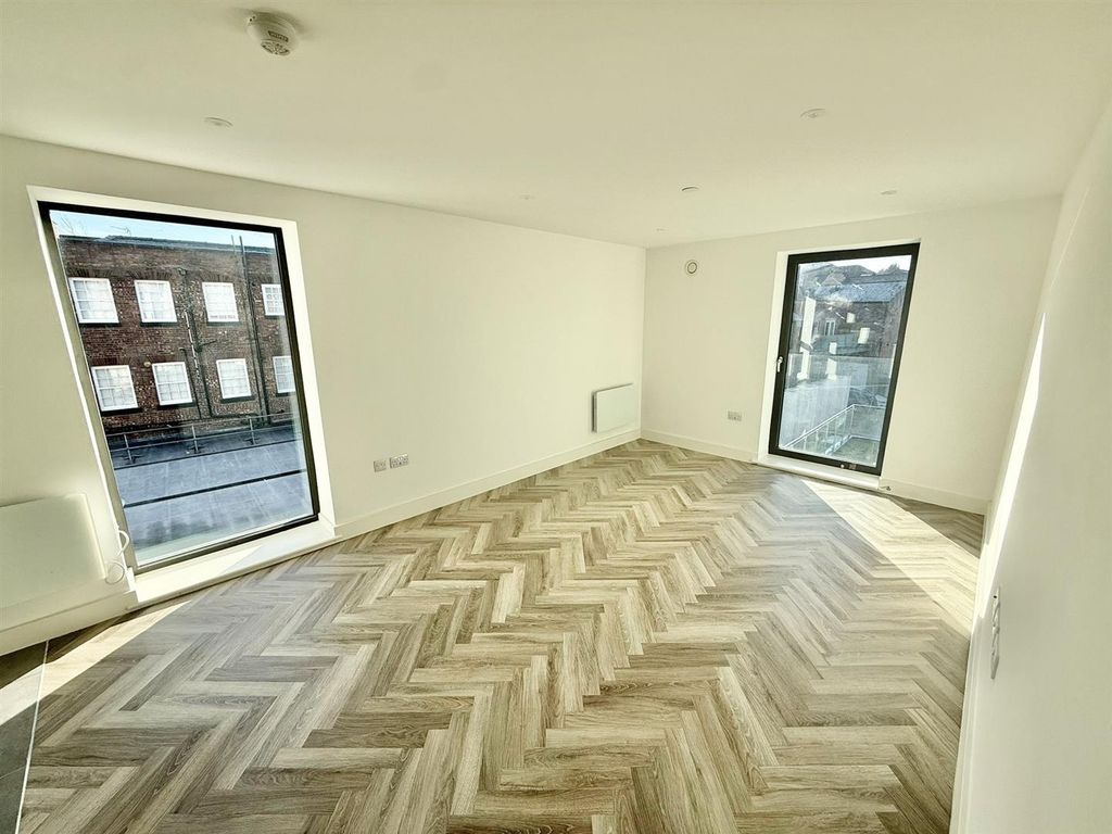 Property photo 3 of 9 266Aa812-1Aef-4Ea7-B944-3Aa2B6Ca564A.Jpg
