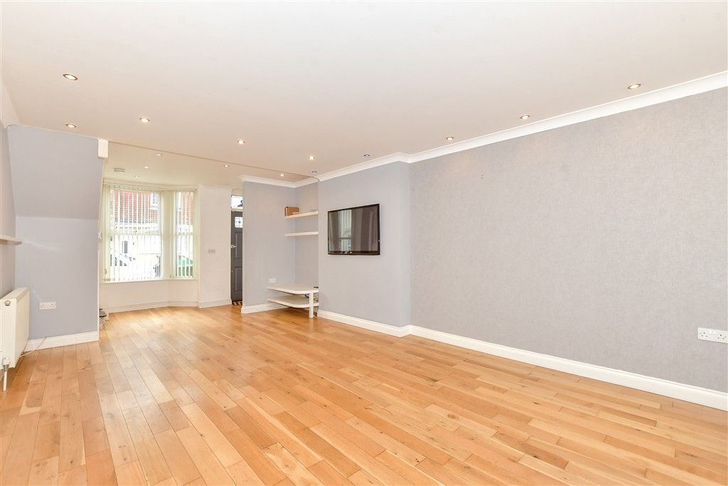 Property photo 3 of 11 Lounge