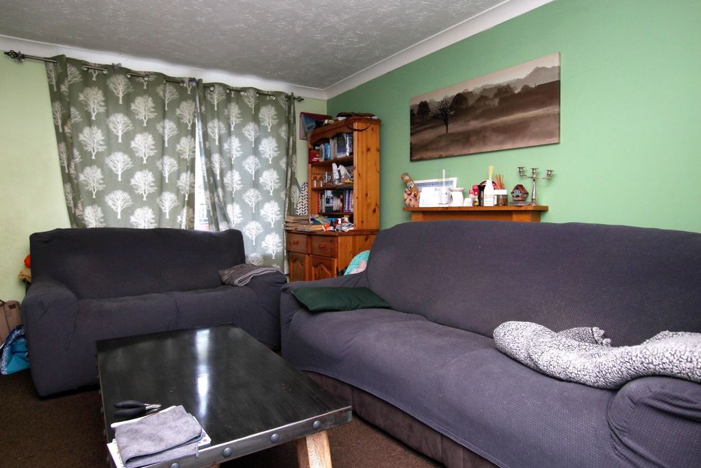 Property photo 3 of 7 Living Room
