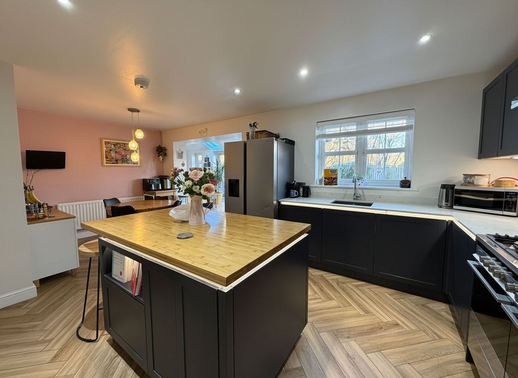 Property photo 3 of 21 Dining Kitchen