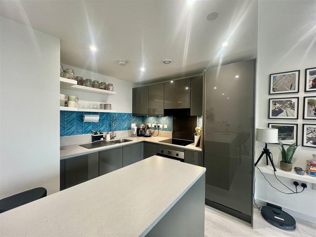 Property photo 3 of 11 Kitchen