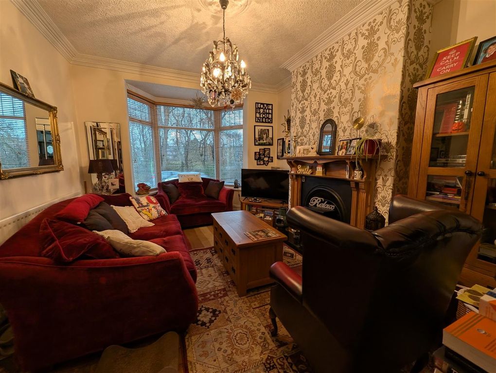 Property photo 3 of 11 Lounge