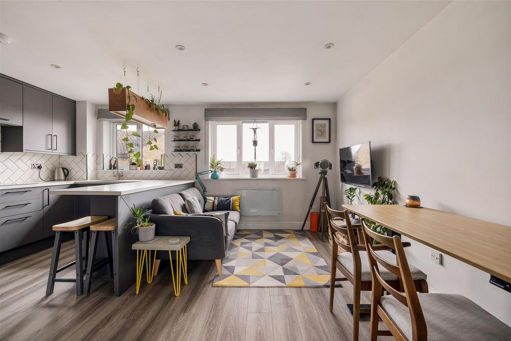 Property photo 2 of 24 5, South Birkbeck Road E11