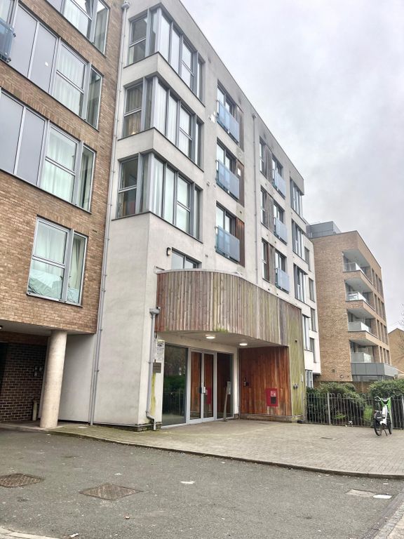 Property photo 1 of 22 Exclusive Dual-Apartment Opportunity In Hammersmith: Modern 3-Bedroom Flat &amp; Adjacent 1-Bedroom Flat