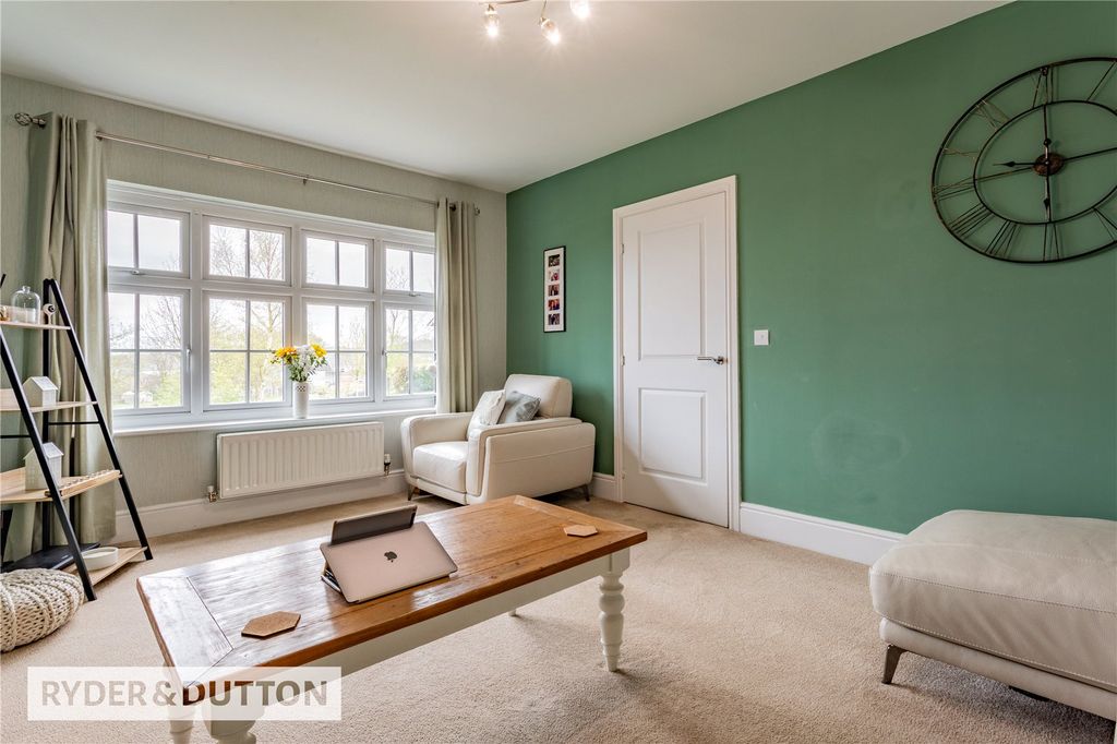 Property photo 3 of 27 Lounge