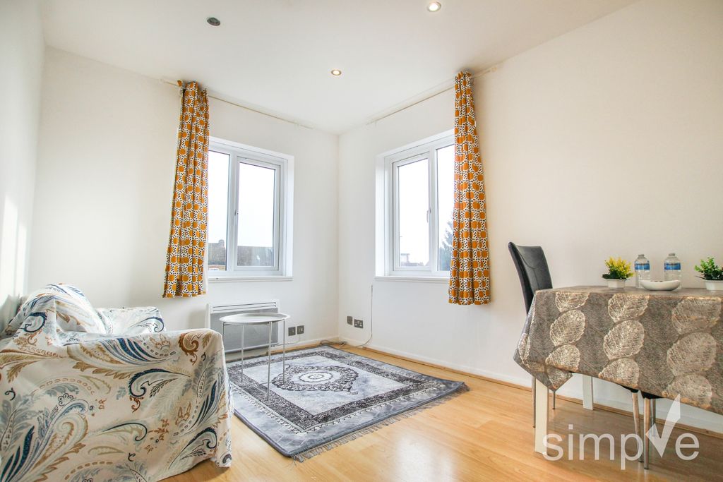 Property photo 1 of 8 Photo 4