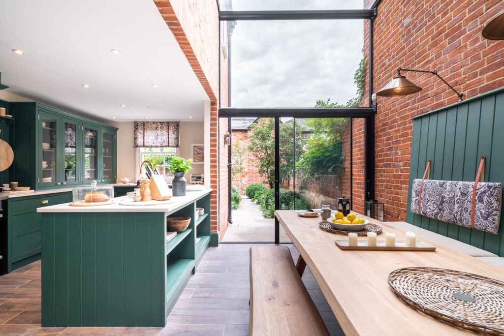 Property photo 2 of 18 Image00009