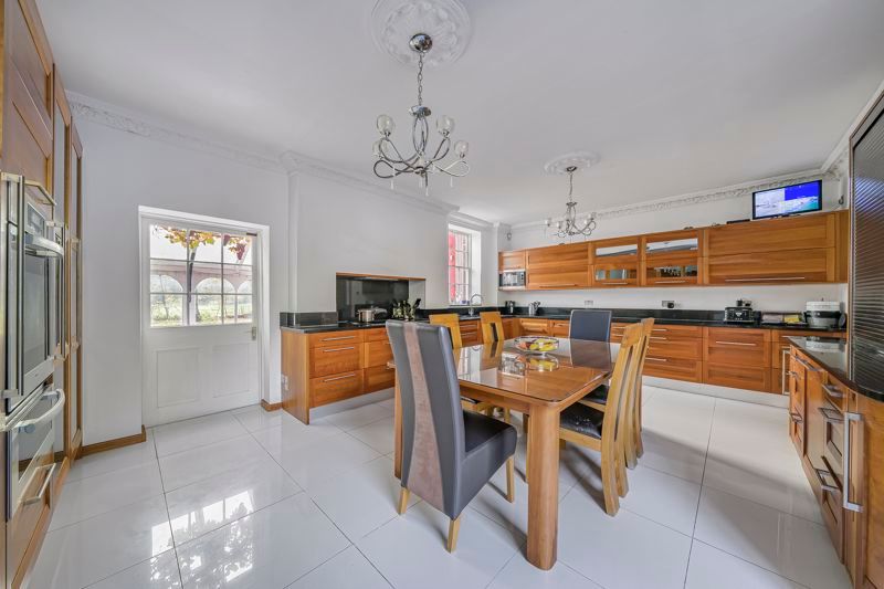 Property photo 2 of 67 Photo 33