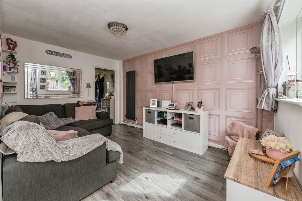 Property photo 3 of 14 42Methersgatemethersgatebasildonss142Lt-5