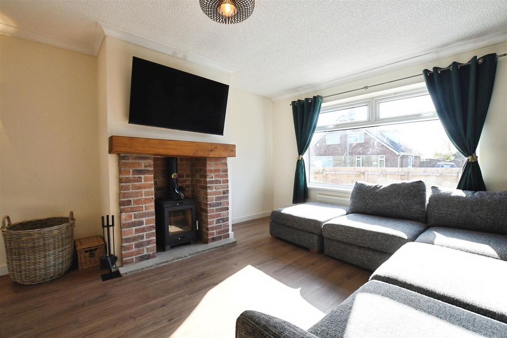 Property photo 2 of 17 Lounge