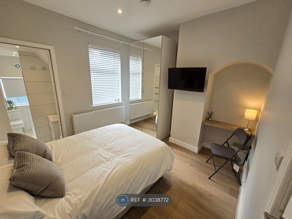 Property photo 1 of 10 Spacious Hi-Spec Ensuite, Tv, Fast Broadband, Desk