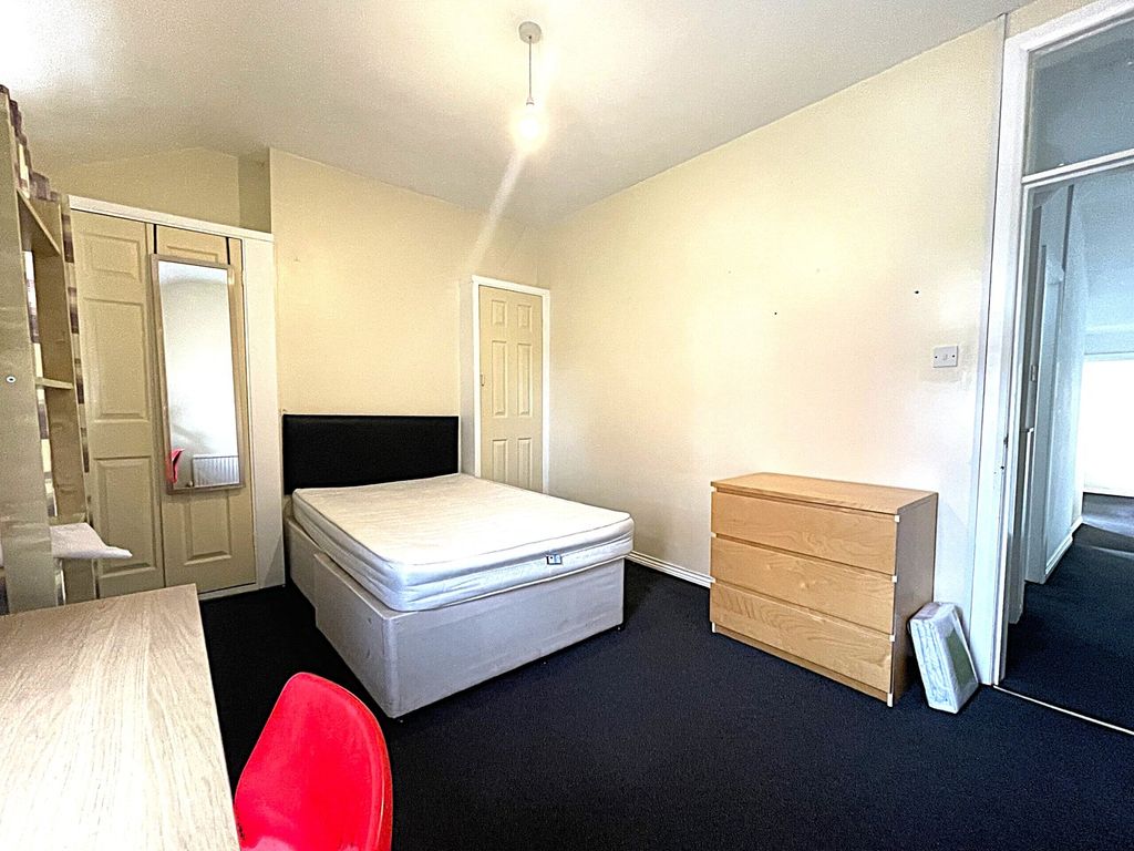 Property photo 3 of 9 A Bright And Spacious Double Bedroom Featuring A c...