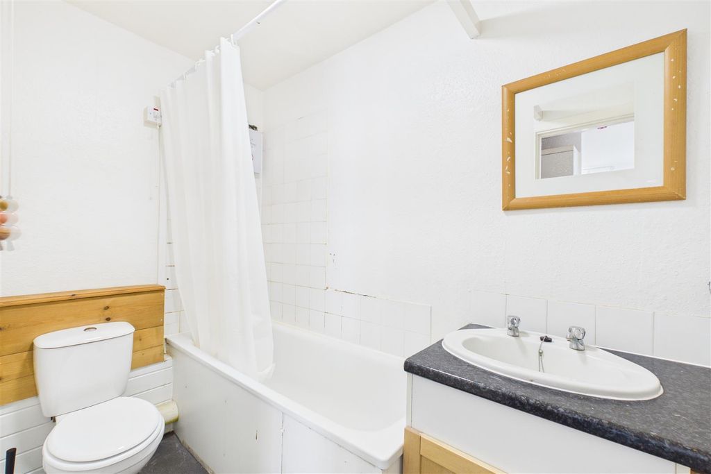 Property photo 3 of 6 Bathroom .Jpg