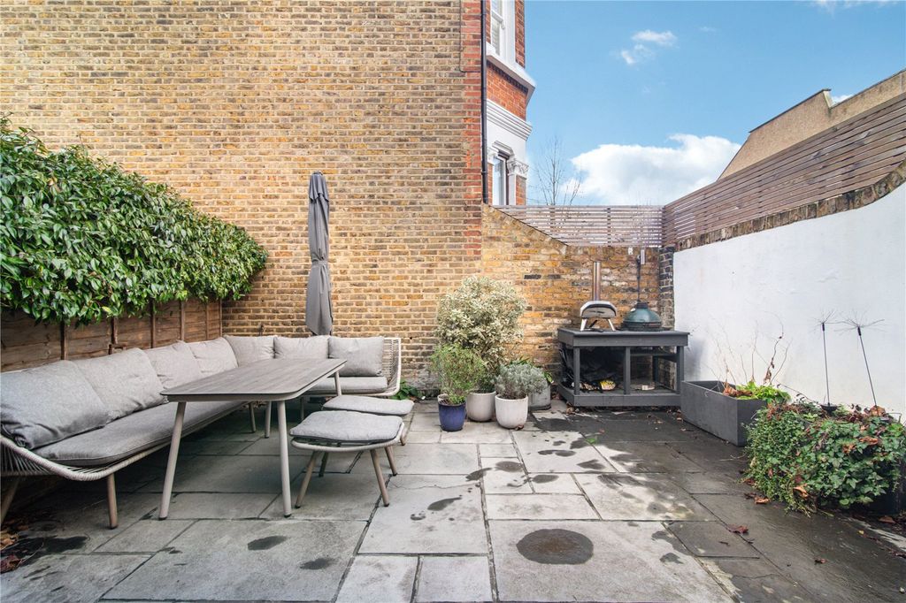 Property photo 2 of 11 Garden