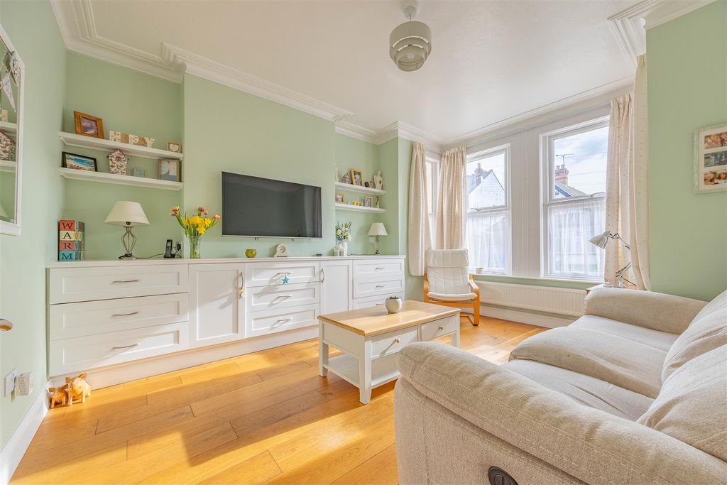 Property photo 3 of 23 Lounge