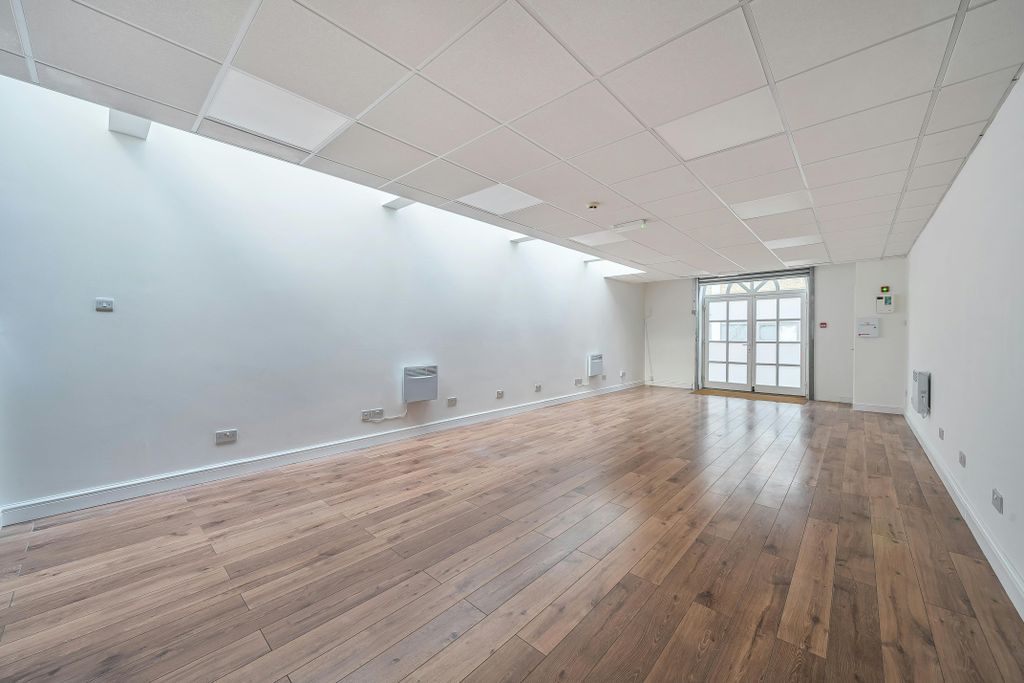 Property photo 1 of 8 13758945690B71Be1Bf4B.Jpg