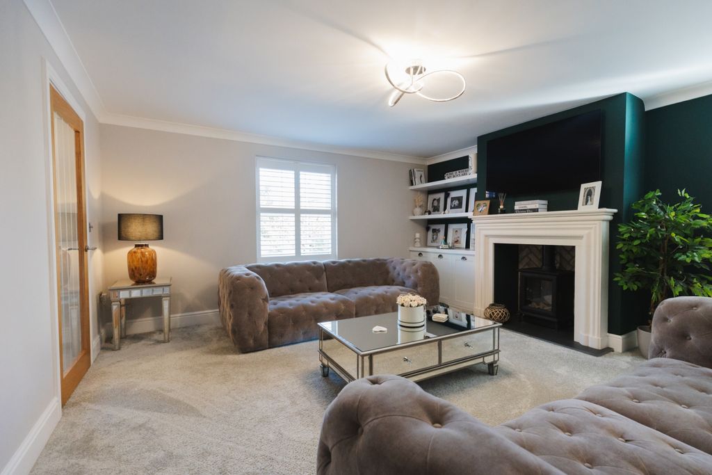 Property photo 2 of 25 Woodchester Ewemove 3