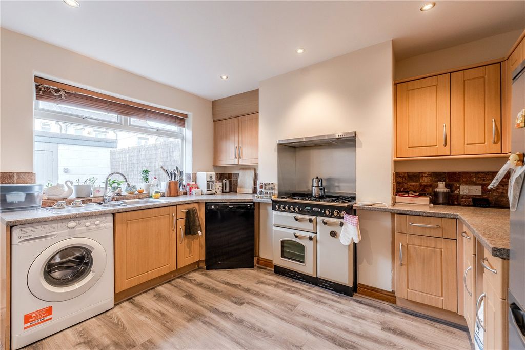 Property photo 2 of 10 Kitchen