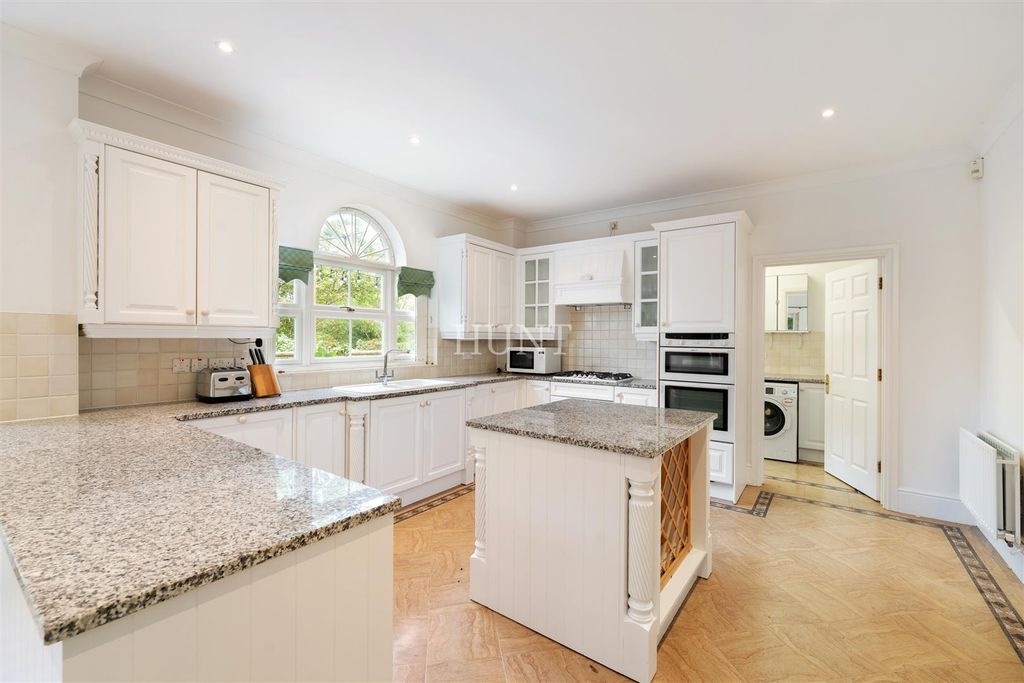 Property photo 2 of 37