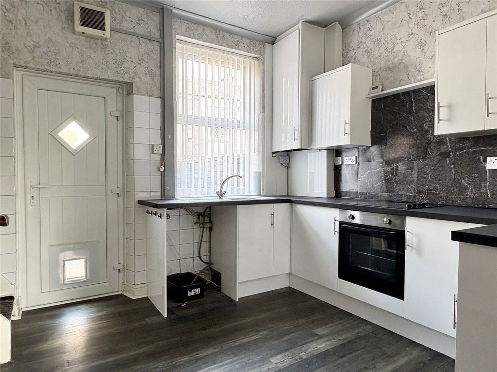 Property photo 3 of 11 Kitchen