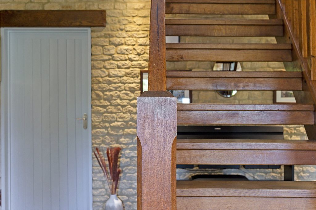 Property photo 3 of 30 Entrance Hall