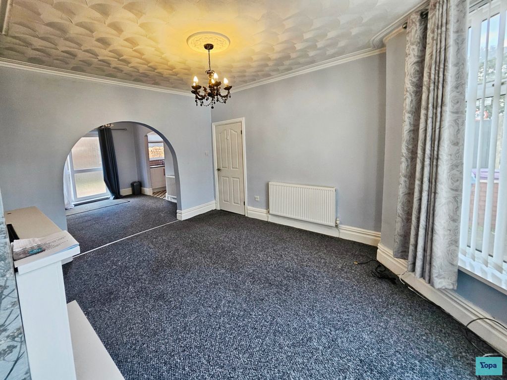 Property photo 3 of 14 Lounge