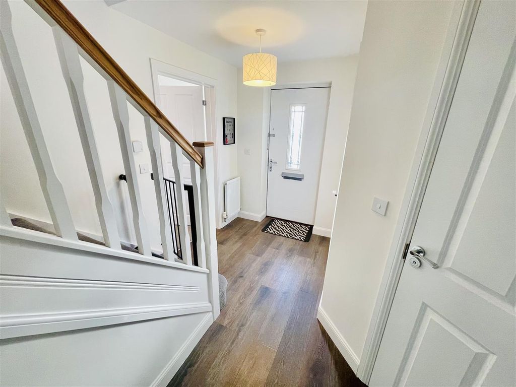 Property photo 3 of 21 Hallway