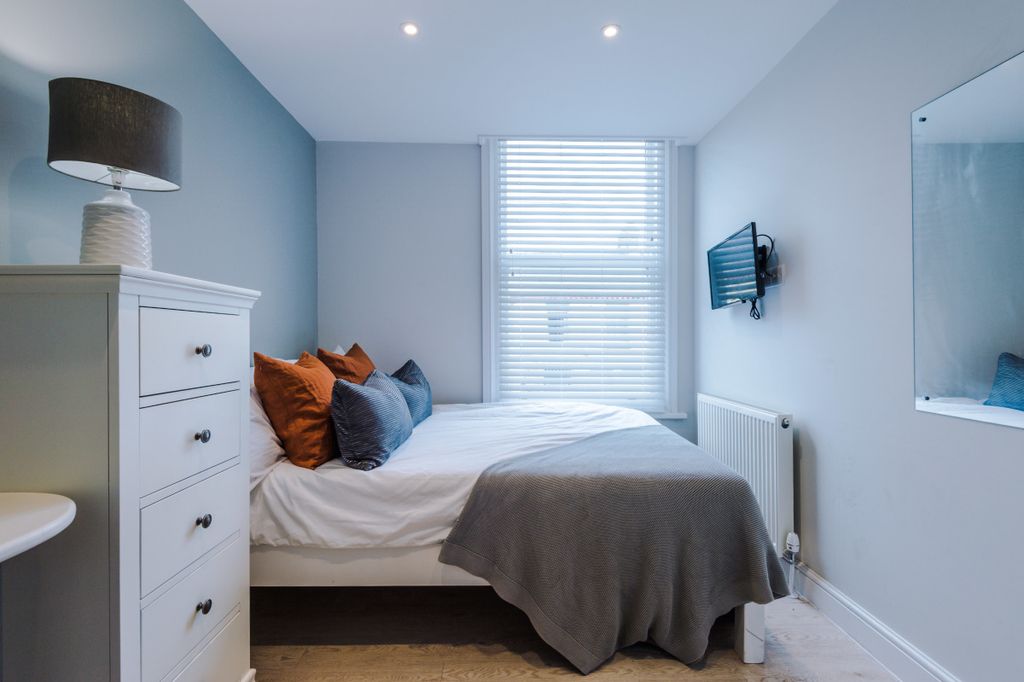 Property photo 2 of 27 Flat 2 27 Hawarden Avenue Bedroom 1