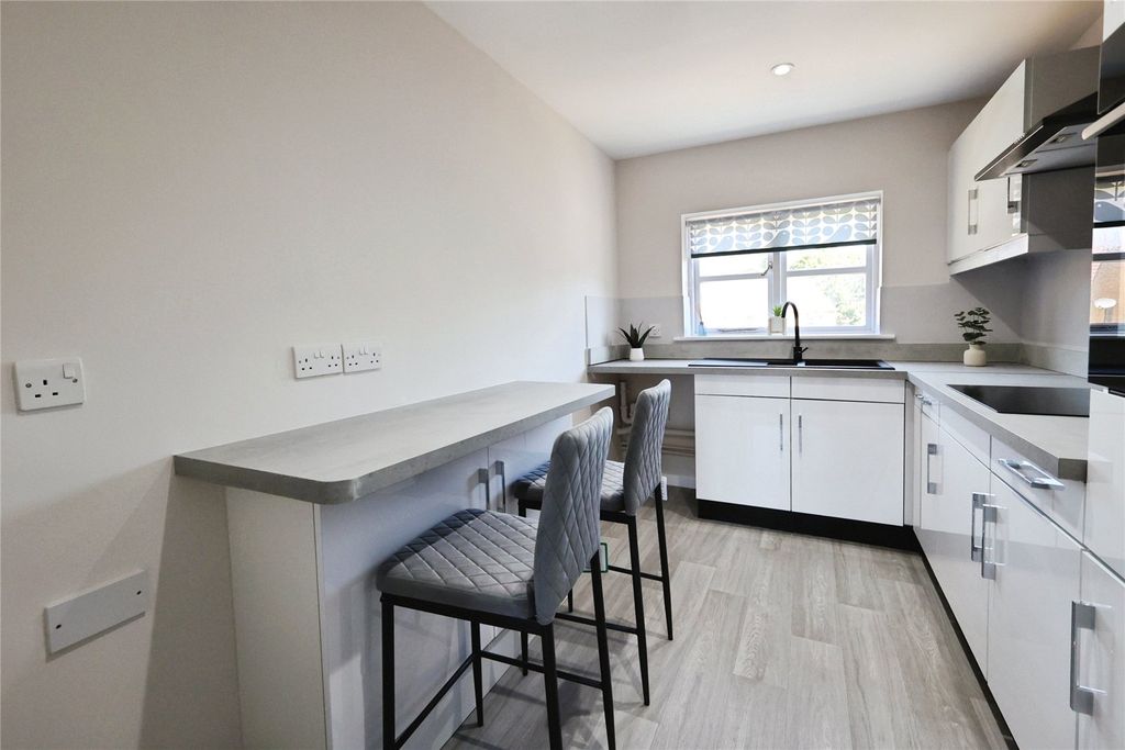 Property photo 3 of 11 Kitchen