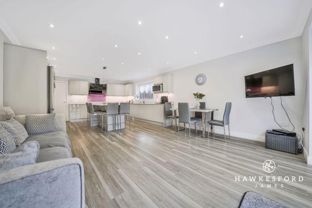 Property photo 3 of 25 Barton Hill Drive, Minster On Sea - Kitchen/Diner