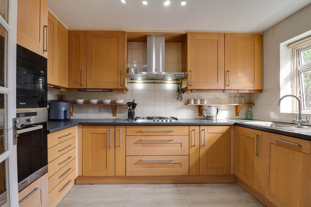 Property photo 3 of 21 Kitchen