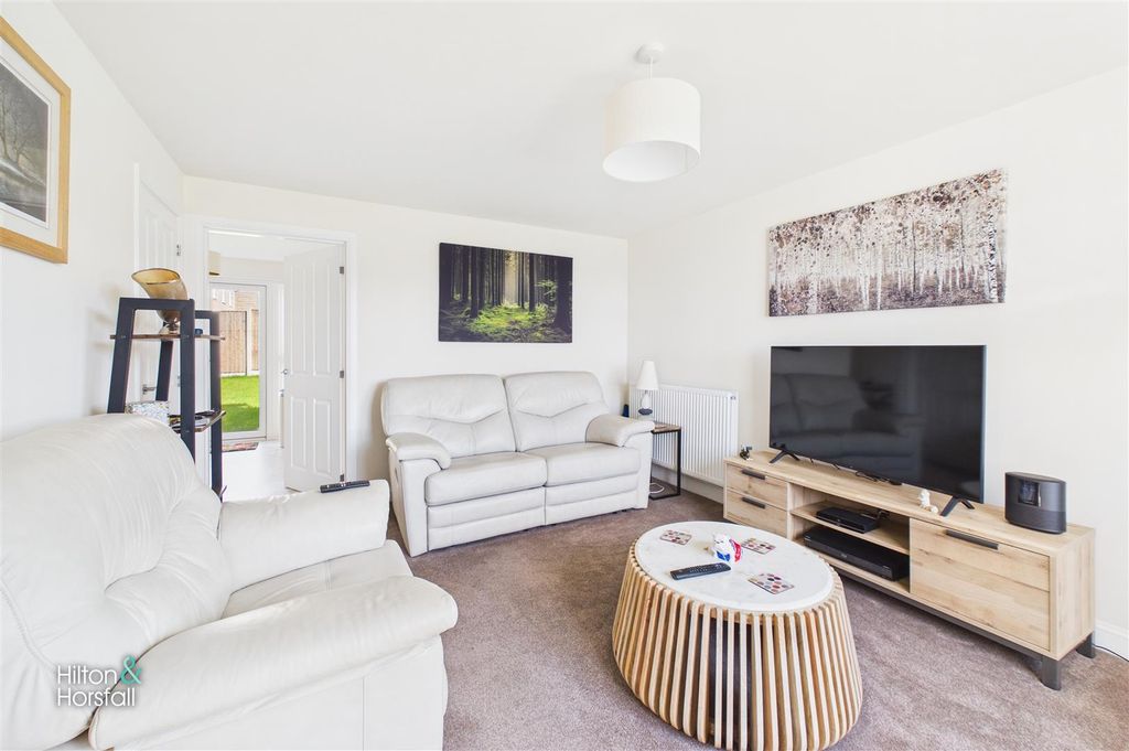 Property photo 3 of 18 Redwing Road