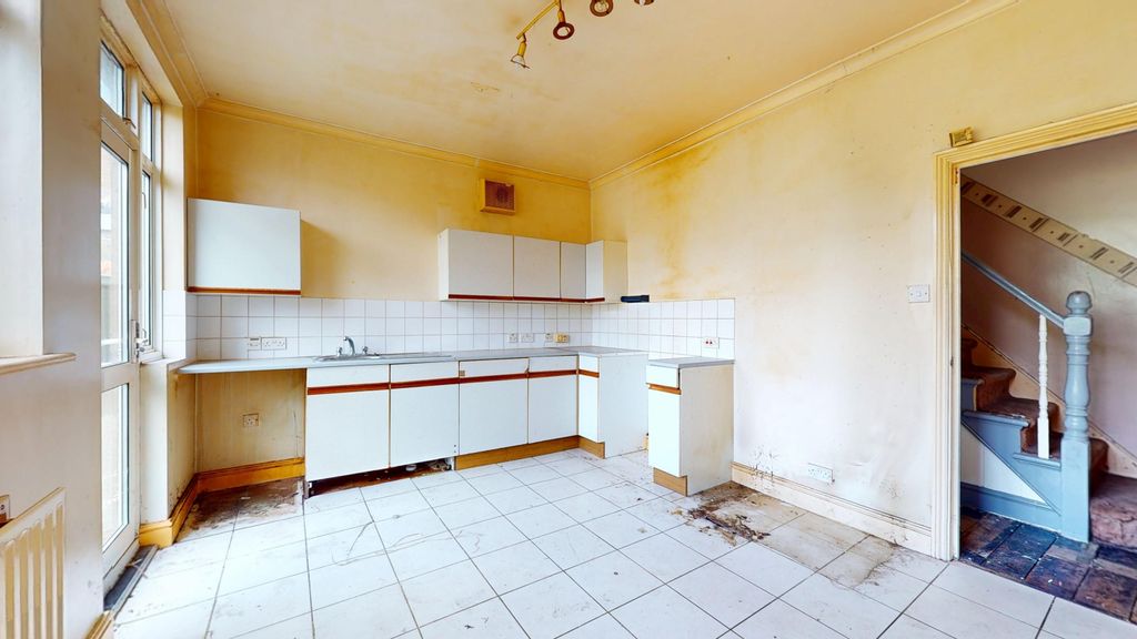 Property photo 2 of 11 19 Wellesley Road, Slough, Berkshire, Sl1 1Ur