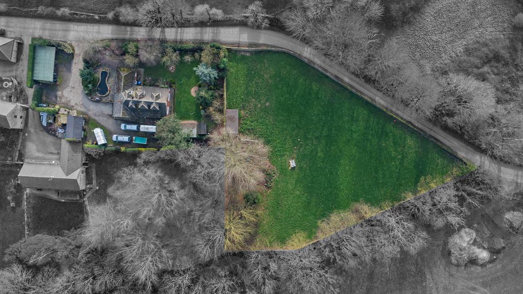 Property photo 2 of 38 8681902-Exterior01-800.Jpg