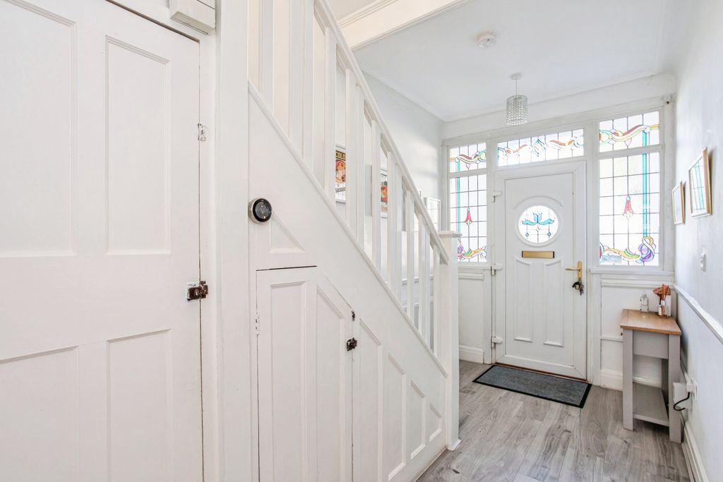 Property photo 2 of 23 Entrance Hall