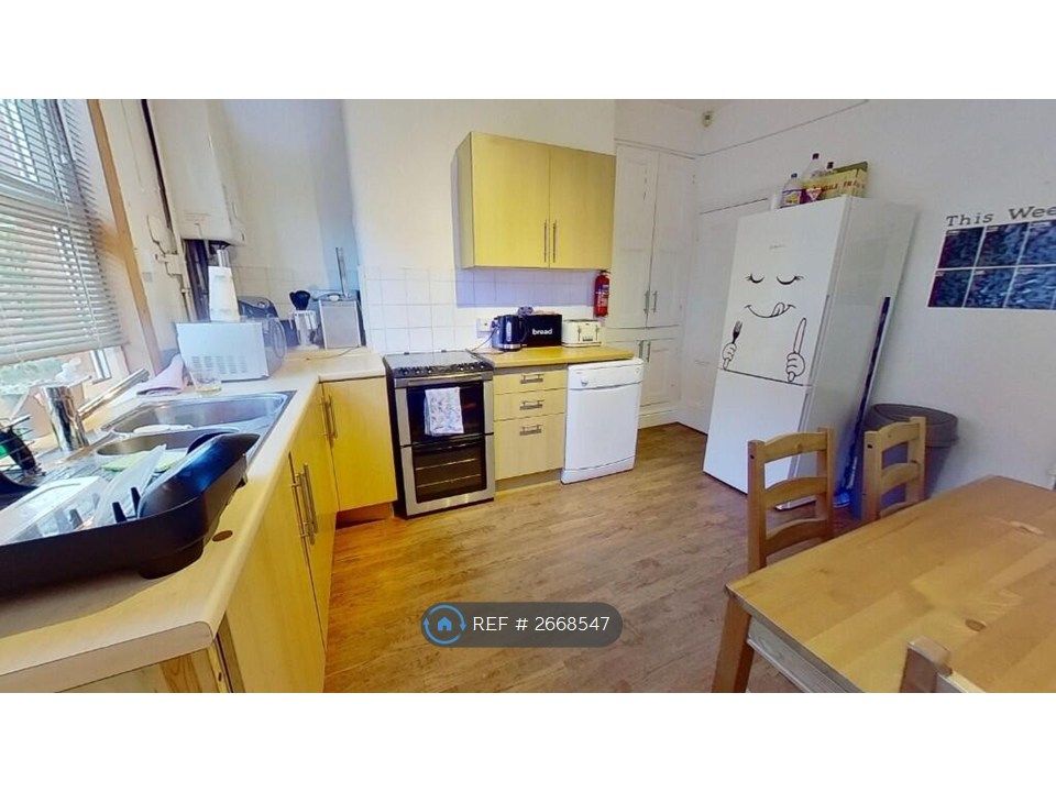 Property photo 3 of 9 Kitchen