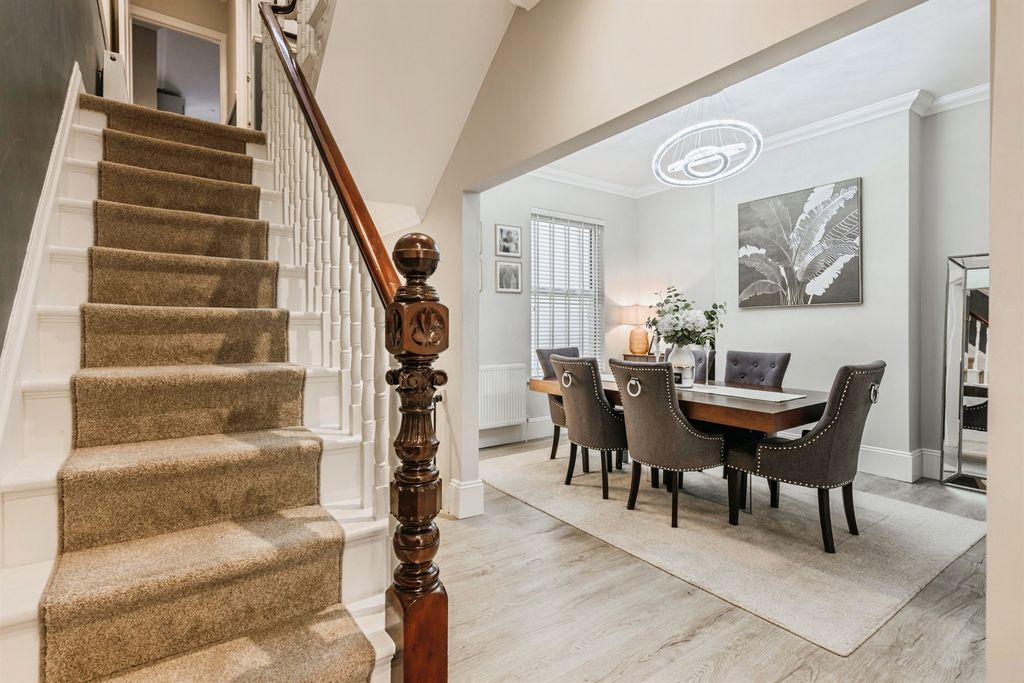 Property photo 2 of 28