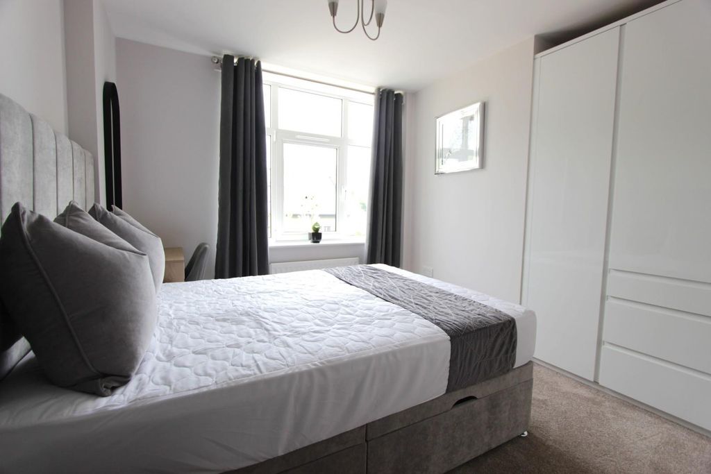 Property photo 3 of 16 Bedroom1 .Jpg