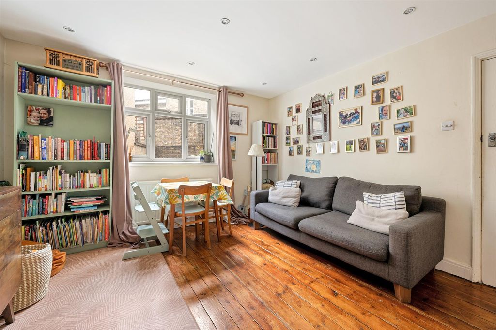 Property photo 1 of 18 Dunn Street, E8