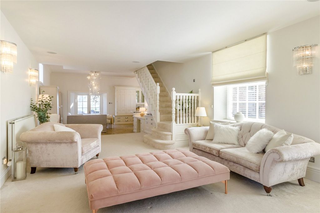 Property photo 2 of 22 Family Lounge