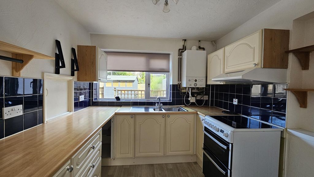 Property photo 3 of 8 Kitchen