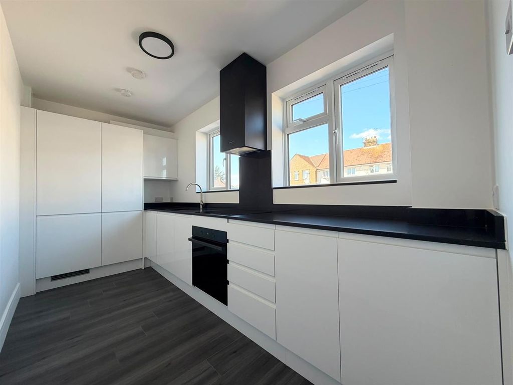 Property photo 2 of 7 Kicthen