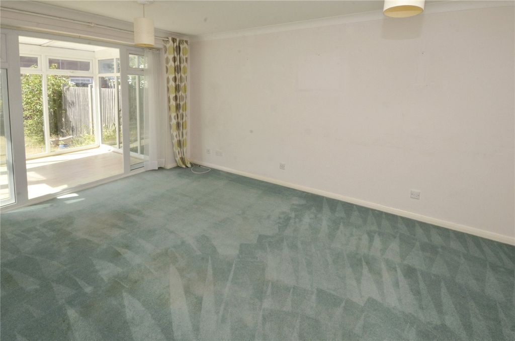 Property photo 2 of 12 Lounge/