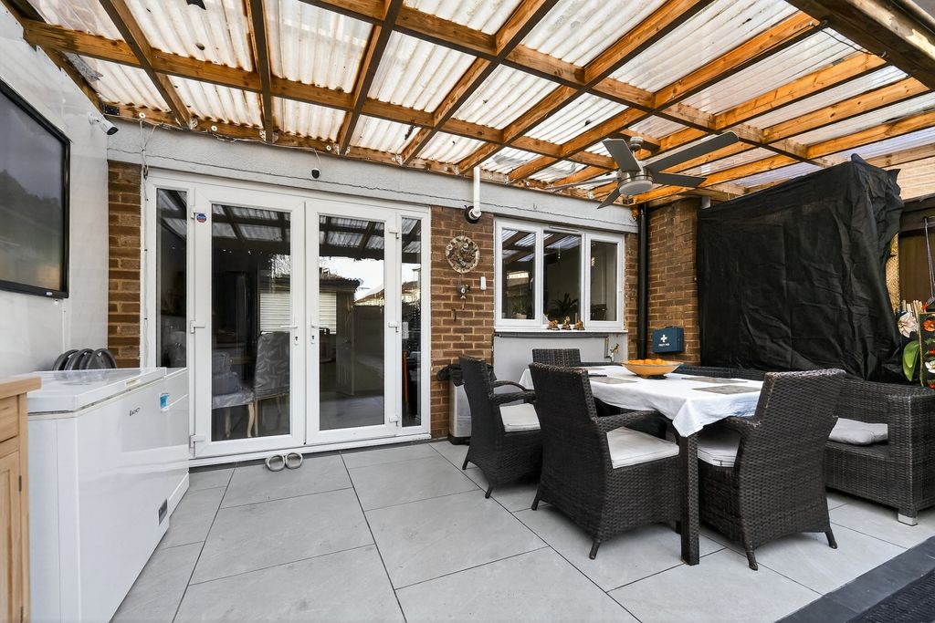 Property photo 2 of 20