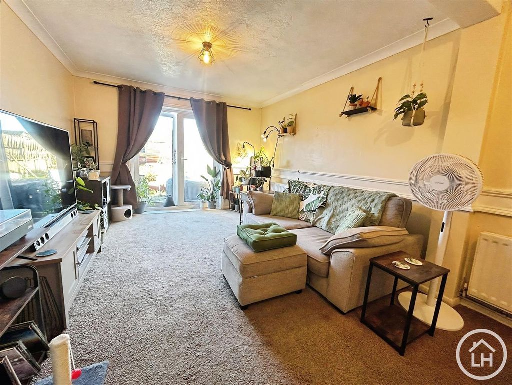 Property photo 2 of 12 Lounge