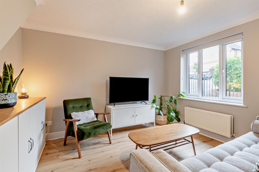 Property photo 3 of 17 8675734-Interior09-800.Jpg