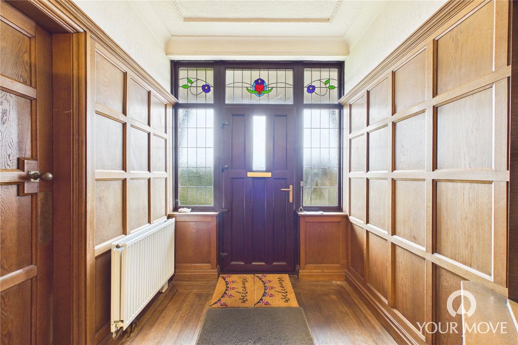 Property photo 3 of 17 Entrance Hallway